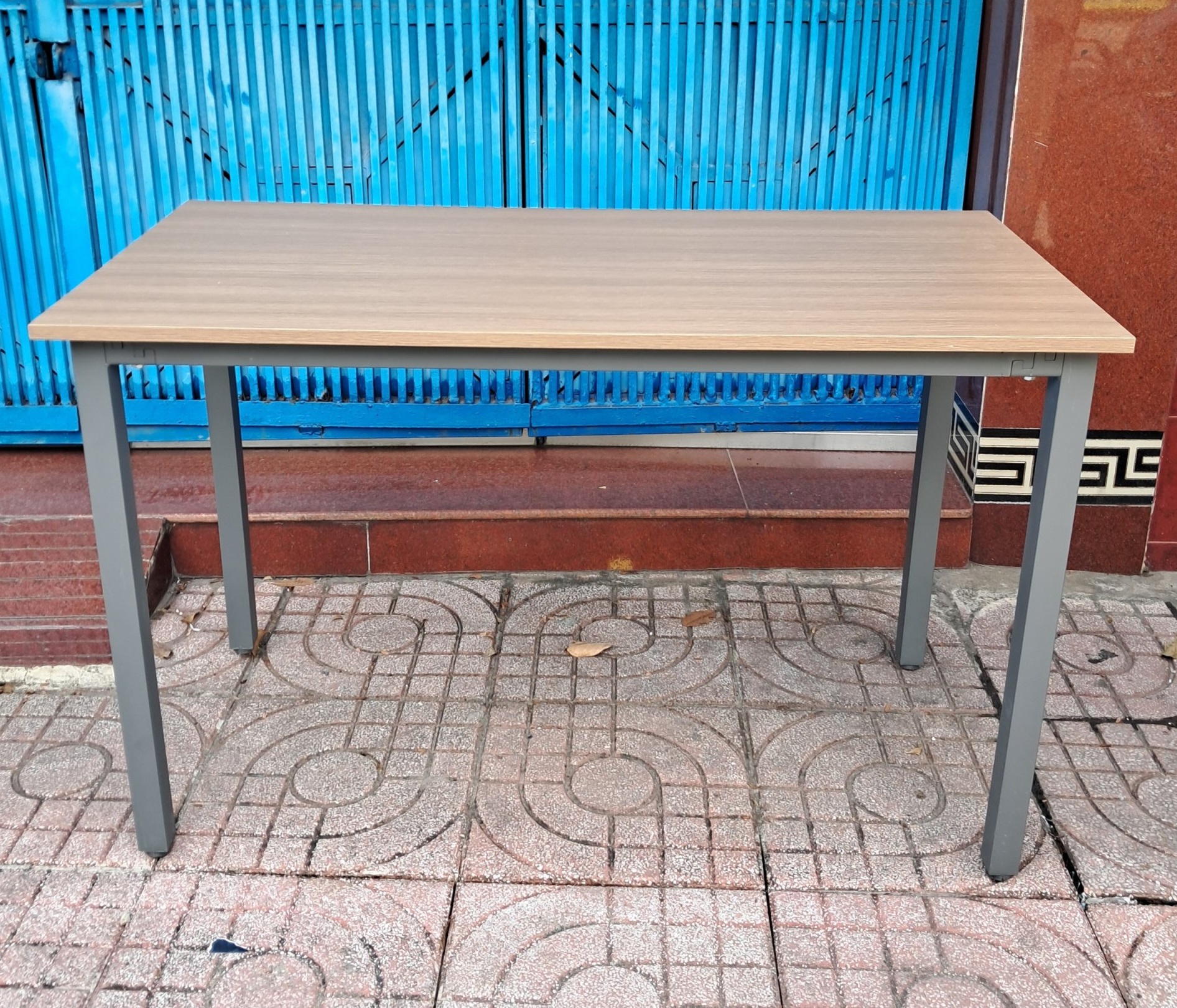 Bàn làm việc chân sắt vuông 1m2